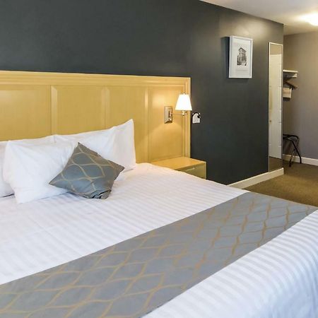 Red Lion Inn & Suites Abbotsford Bagian luar foto