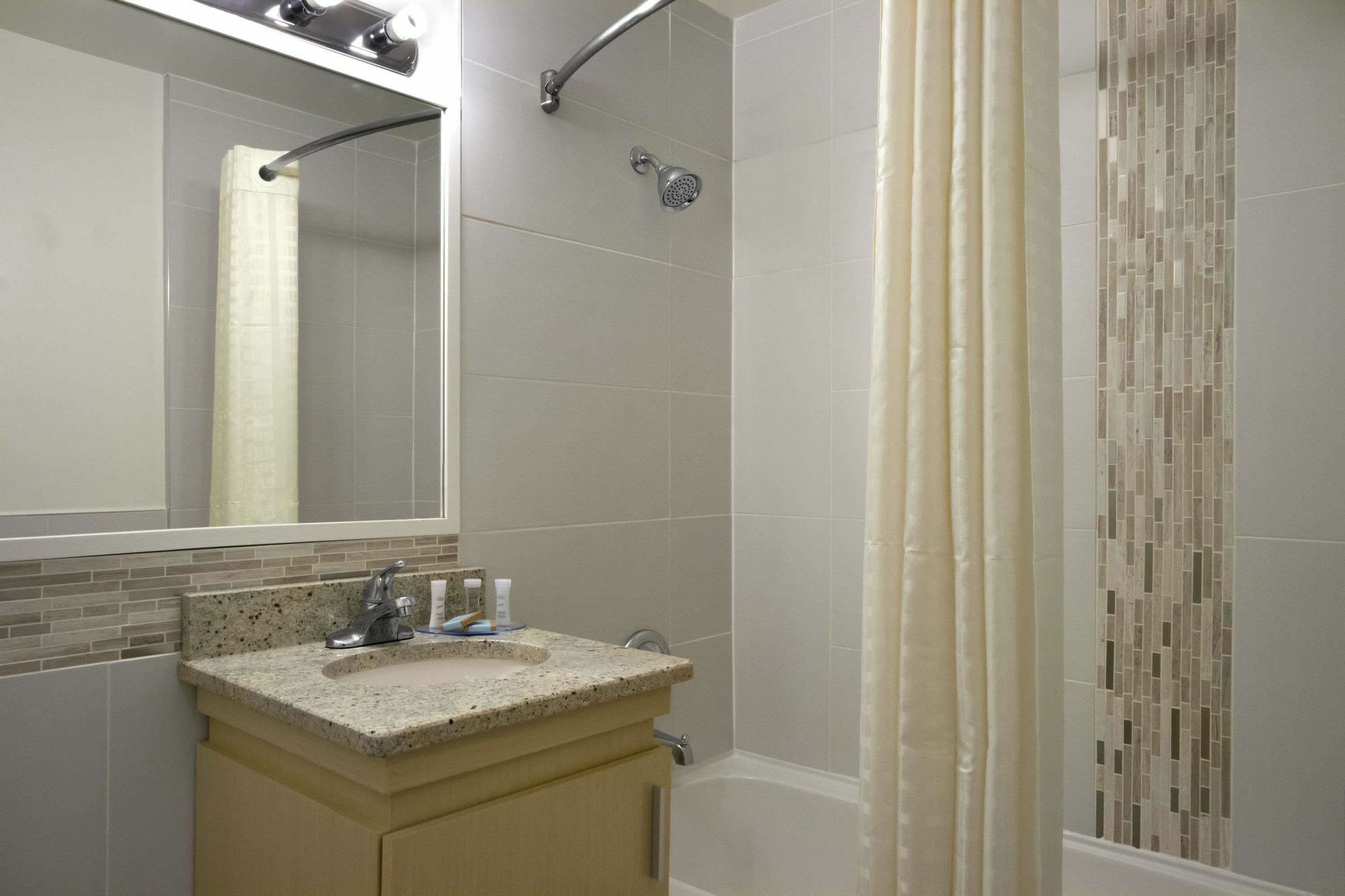Red Lion Inn & Suites Abbotsford Bagian luar foto