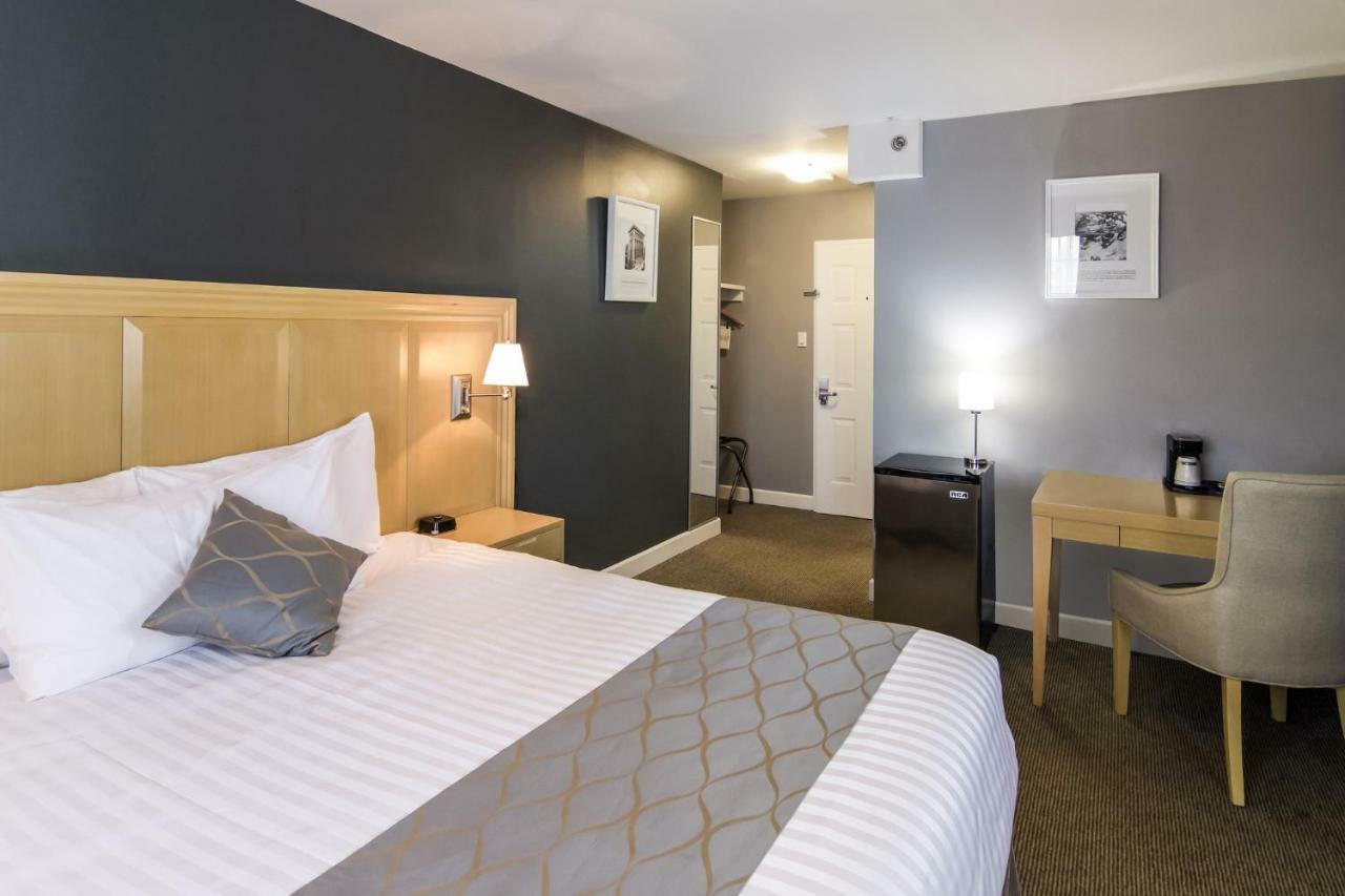 Red Lion Inn & Suites Abbotsford Bagian luar foto