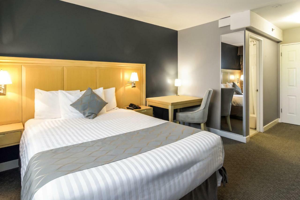 Red Lion Inn & Suites Abbotsford Bagian luar foto