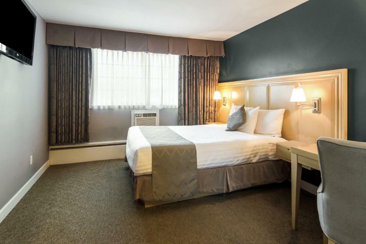 Red Lion Inn & Suites Abbotsford Bagian luar foto